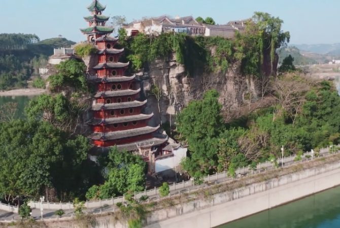 Shibaozhai: complexo suspenso sobre rio com torre de 400 anos é atração na China