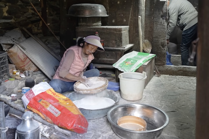 Até hoje, eles sustentam práticas que atravessaram gerações, como transformar grãos em farinha para fazer bolinhos de arroz. 