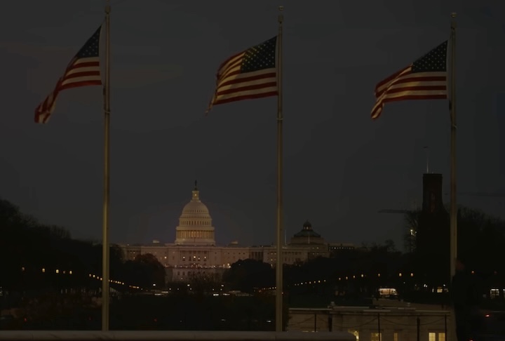 A narrativa se desdobra em três atos com um ritmo mais cadenciado, buscando convencer céticos ao apresentar fatos extraordinários com alguma credibilidade.