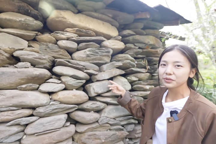 A paisagem é dominada por uma arquitetura única: as residências são construídas inteiramente de pedra, bloco a bloco, sem o uso de cimento. 