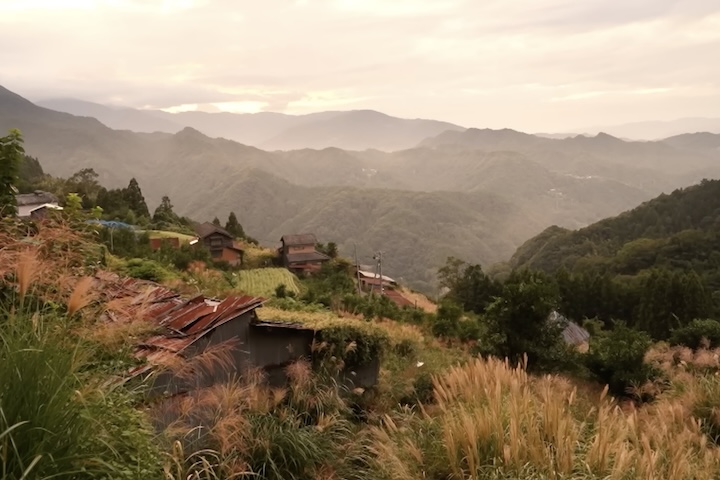 O fenômeno é comum em regiões marcadas pelo “mura sh?metsu”, como são chamados os desaparecimentos de vilarejos rurais.