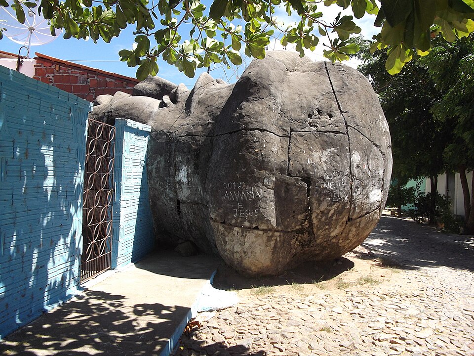 A cabeça passou anos na rua e foi até pichada.  Moradores e devotos celebraram esse marco histórico, registrado em vídeo nas redes sociais, que também promete impulsionar o turismo religioso na região. 