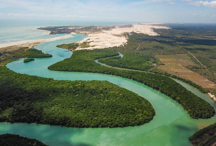 Especialistas e guias da região recomendam percorrer a estrada com calma, aproveitando paradas estratégicas em lagoas e praias e observando o encontro do rio com o mar em Mundaú.