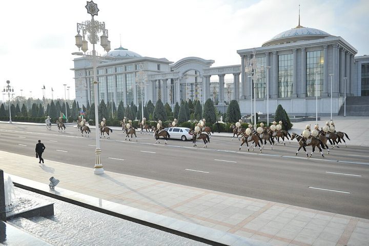 A economia é fortemente controlada pelo governo, com pouca abertura para investimentos estrangeiros e a iniciativa privada é limitada.