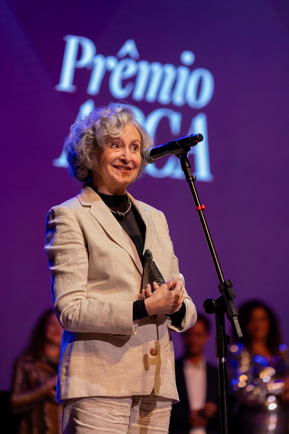 Inclusive, em 2023, ela recebeu o Grande Prêmio da Crítica no Prêmio APCA, em reconhecimento à sua contribuição para o teatro.
