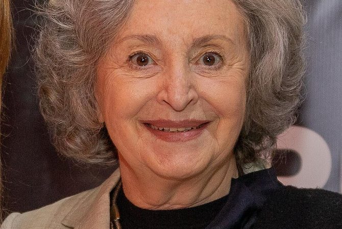 Ana Lúcia Torre lida com falhas de memória e conta com assistente para seguir em cena