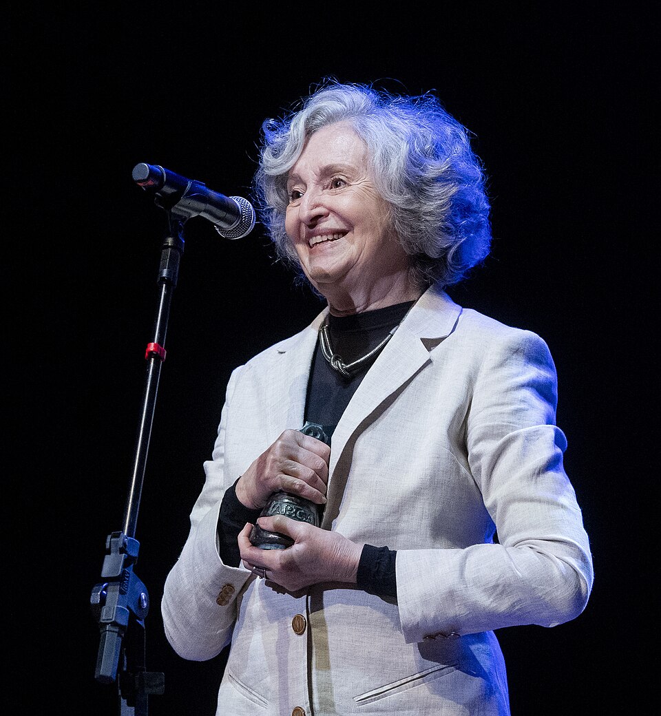 A atriz não concluiu os estudos e decidiu morar na Europa por um tempo, onde viveu em Portugal, Noruega e Inglaterra. Ao retornar ao Brasil, em 1975, estreou profissionalmente no teatro com a montagem “Equus”. 
