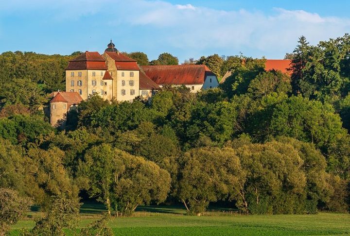 A prática começou na cidade de Bad Friedrichshall, no sul do país, e rapidamente se espalhou pela internet, impulsionada por vídeos e relatos nas redes sociais.