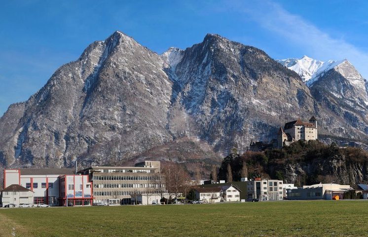 Essa peculiaridade reflete sua economia altamente desenvolvida, baseada em serviços financeiros, indústria de alta tecnologia e um ambiente favorável aos negócios.