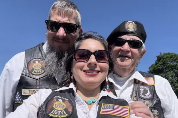 Bill, Ryan e Jessica, Homem de 74 anos se torna o mais velho do mundo a ser adotado - Reprodução/Guinness World Records