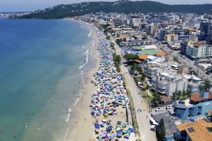 O objetivo do tributo é mitigar o impacto ambiental causado pelo turismo de massa e financiar a manutenção da infraestrutura local.