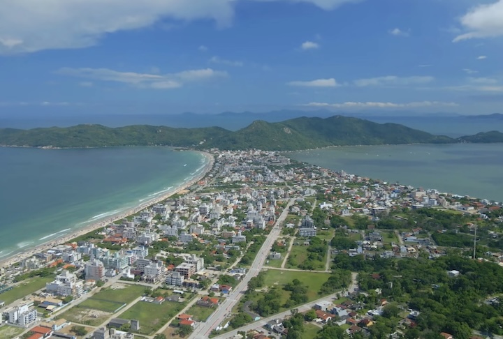 Em Bombinhas, o pagamento pode ser feito online, por aplicativo, Pix, tags automáticas, pórticos de acesso ao município ou em totens de autoatendimento em locais específicos da cidade.