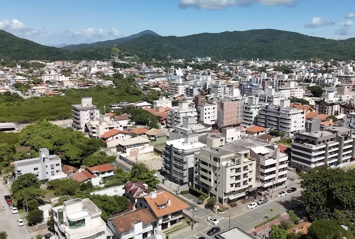 Mesmo com a taxa, a cidade continua em alta: segundo uma pesquisa realizada pelo Booking.com, Bombinhas é o 5º destino brasileiro mais buscados por estrangeiros para passar o Réveillon em 2025. 