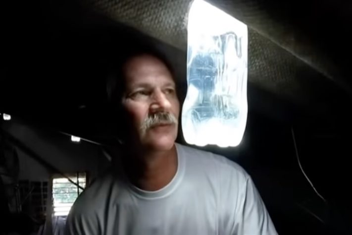 Brasileiro Alfredo Moser inventou lâmpada de garrafa PET e ganhou reconhecimento internacional - Reprodução/YouTube