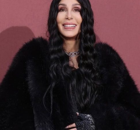 Cantora Cher está prestes a se casar com namorado 40 anos mais jovem, afirma jornal britânico