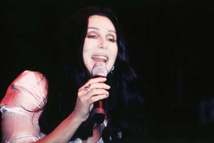 Após o fim da parceria profissional e conjugal com Sonny, Cher consolidou sua carreira solo, emplacando sucessos nas décadas de 1970 e 1980. 