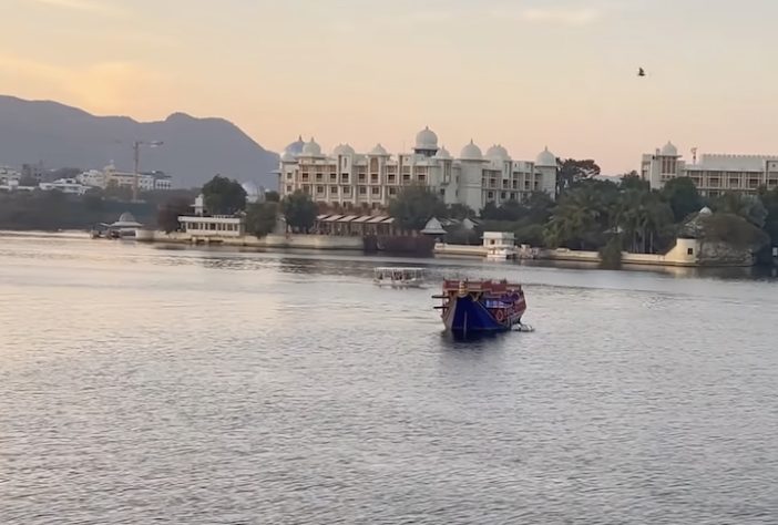 Taj Lake Palace, hotel histórico de luxo na Índia, no Lago Pichola, em Udaipur - Reprodução do Yotubhe Canal ST Travel / ST Viagens