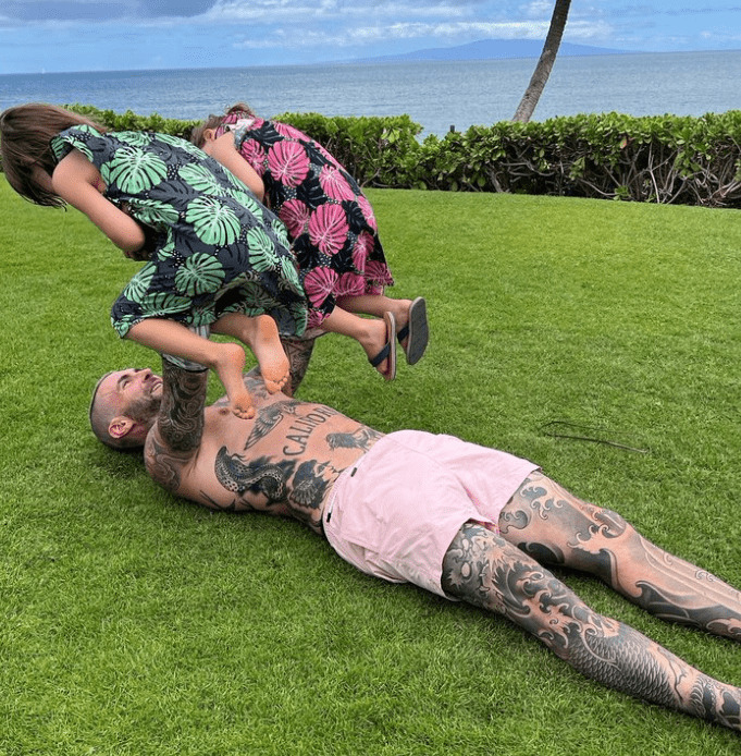Dusty Rose e Gio Grace- As filhas do cantor  Adam Levine com Behati Prinsloo têm nomes incomuns. Dusty Rose, se traduzido ao pé da letra, significa “Rosa Empoeirada”.