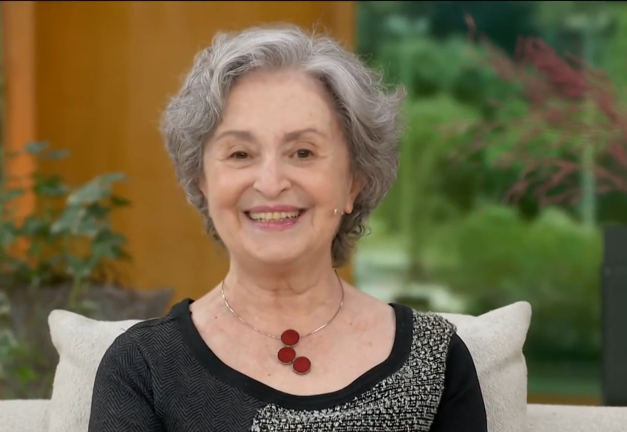 Ana Lúcia diz que a maturidade trouxe serenidade que facilita o trabalho e destaca que continua atuando com prazer, dedicação e empenho, mesmo sabendo que a memória já não é mais a mesma.
