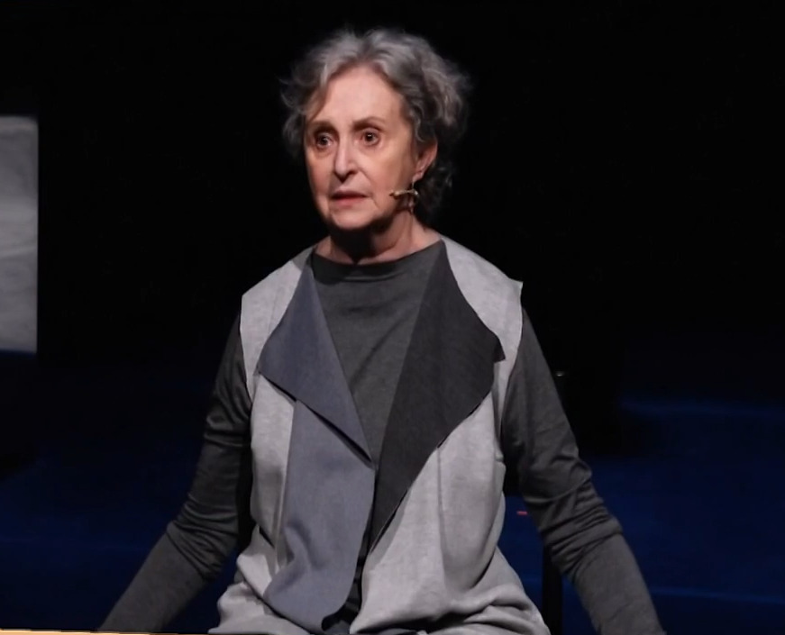 Para isso, recorre a um acordo discretamente combinado com o pianista que a acompanha: se eventualmente esquecer alguma fala, ela olha para ele e solicita ajuda. Esse mecanismo, segundo ela, conta também com a compreensão da plateia.
