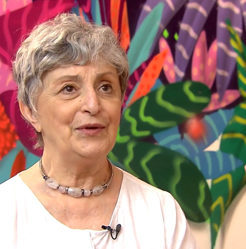 Na televisão, sua primeira participação, embora pequena, foi na novela “Escrava Isaura”, de Gilberto Braga, em 1976.
