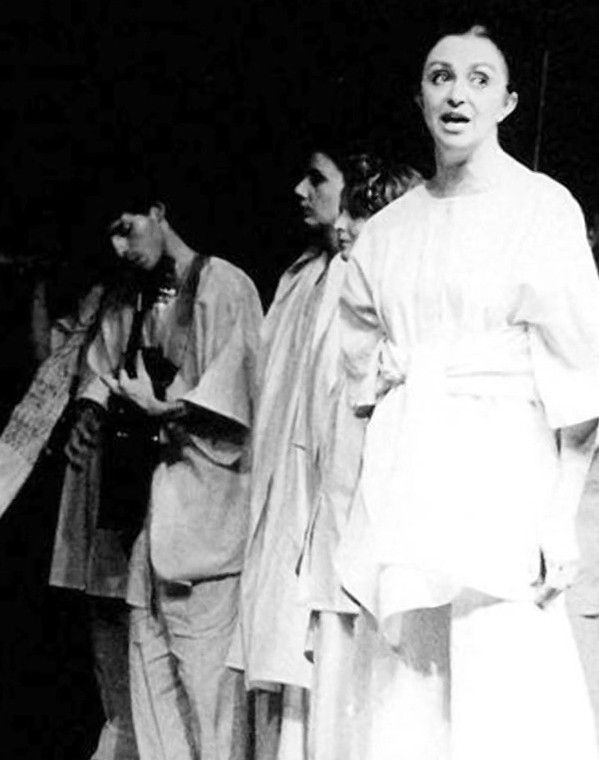 Ana Lúcia Torre nasceu em 21 de abril de 1945, em São Paulo. Ela iniciou estudos em Ciências Sociais na PUC-SP, onde participou de um grupo de teatro amador e, durante esse período, fez sua primeira atuação em cena no espetáculo amador “Morte e Vida Severina”, de 1966.
