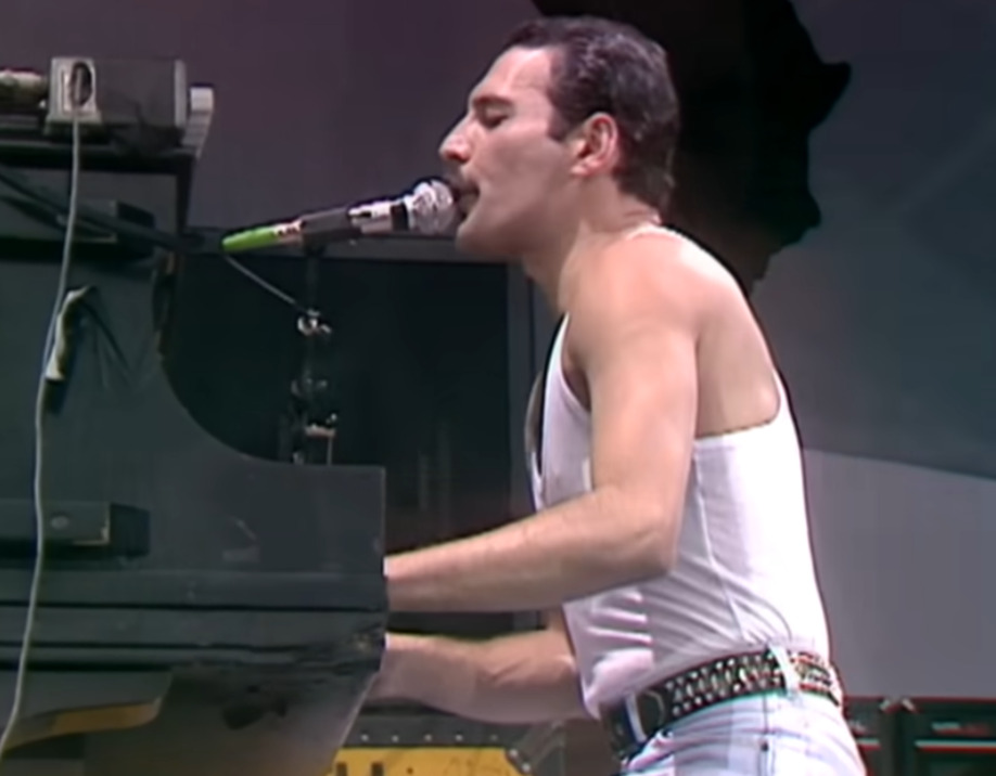 Freddie Mercury — Vocalista lendário do Queen, usava o piano como ferramenta central de composição em clássicos como “Bohemian Rhapsody” e “Somebody to Love”. Seu estilo unia força dramática e sensibilidade melódica, marcando de vez o rock.