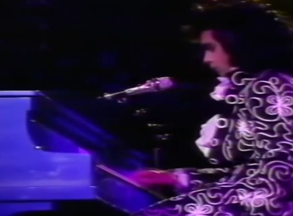 Prince — Multi-instrumentista brilhante, Prince usava o piano como base criativa para compor e explorar novas sonoridades. No palco e no estúdio, o instrumento guiou sua fusão única de funk, pop e rock, reforçando seu status de artista inovador.