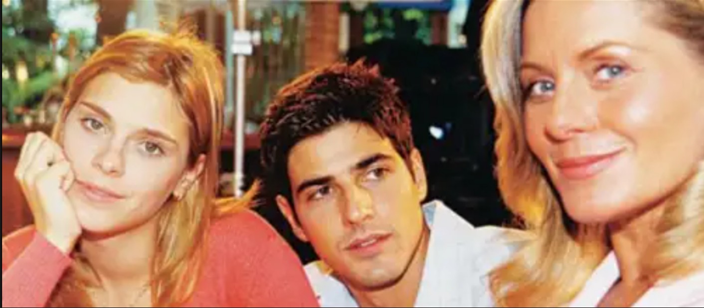 Ainda assim, guarda carinho por sua trajetória na televisão, iniciada com “Laços de Família”, que completa 25 anos em 2025 e está disponível no Globoplay. Na trama exibida em 2000, ele interpretou Eduardo, um jovem médico envolvido em um triângulo amoroso com Helena, interpretada por Vera Fischer e Camila, vivida por Carolina Dieckmann.
