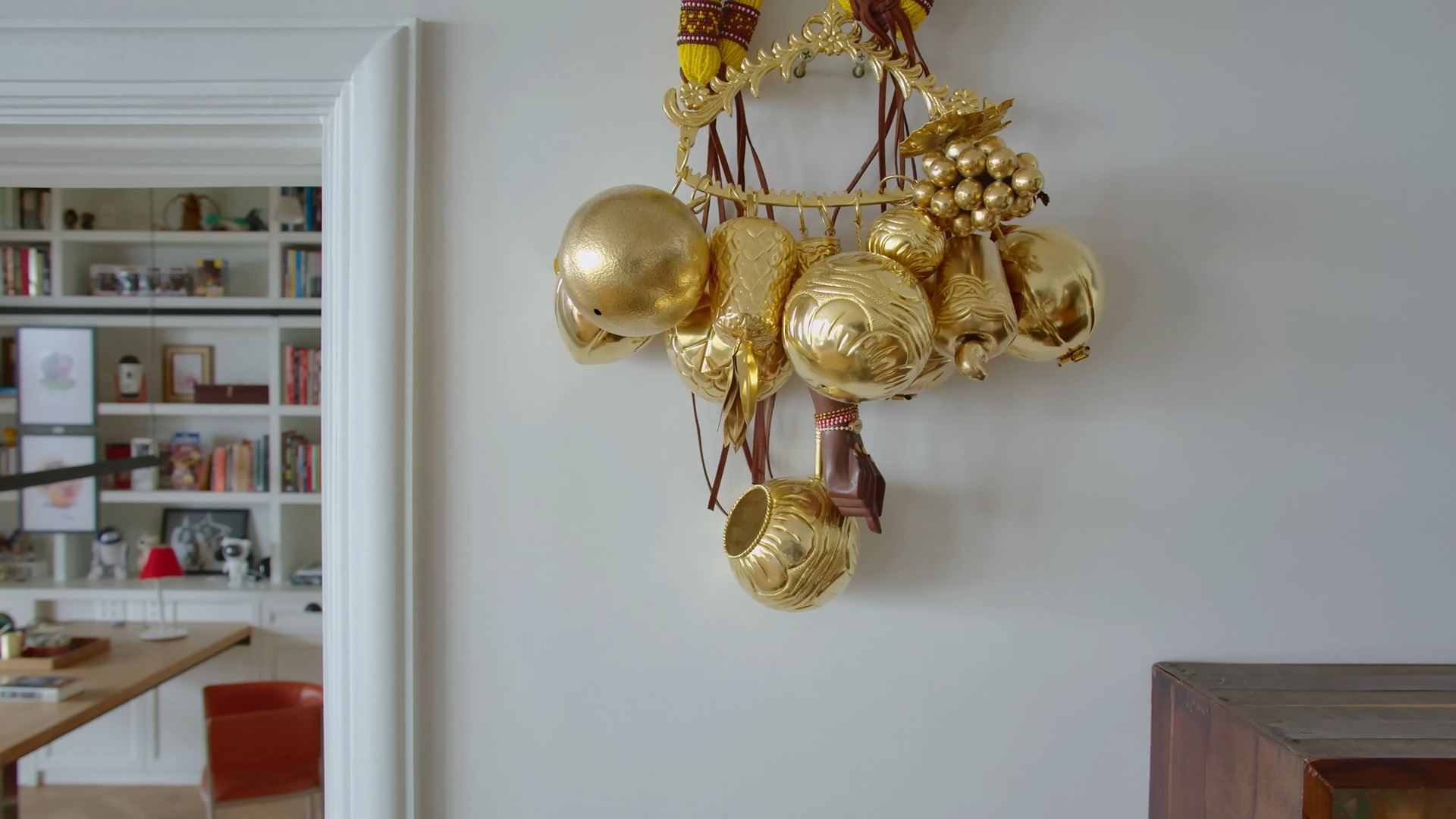 O décor combina brasilidade contemporânea com elementos afetivos. Assim, reúne obras de artistas como Íldima Lima, Mario Cravo Neto, Tarsila do Amaral e Adriana Varejão, além de peças garimpadas, lembranças de viagens e itens assinados por designers brasileiros. 
