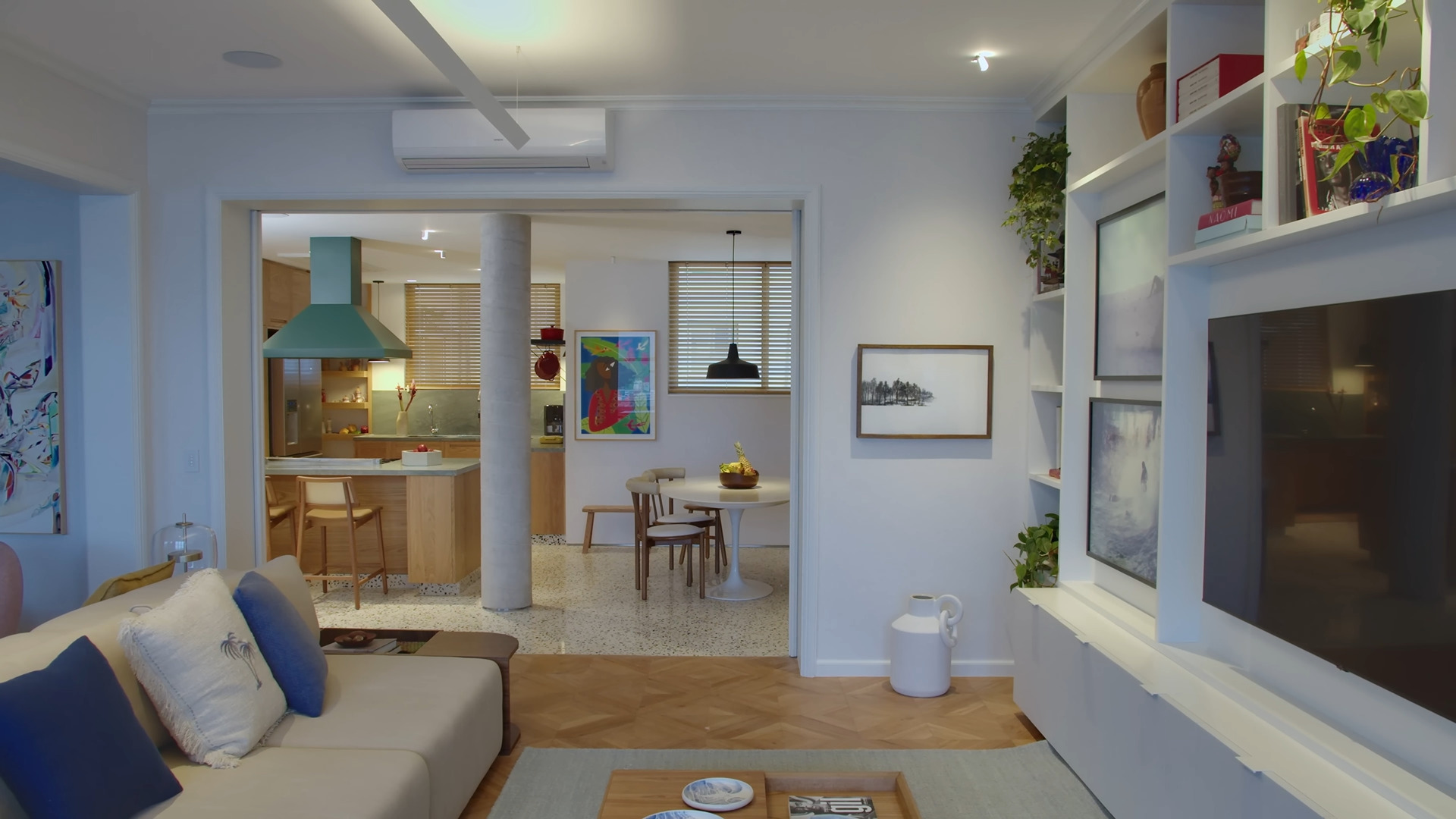 Cerca de um ano após a compra, eles decidiram reformar o espaço por ele ser muito antigo. A obra, iniciada em 2023 e conduzida pelo escritório Escala Arquitetura, levou a família a morar temporariamente no apartamento do andar superior, o que permitiu acompanhar de perto cada etapa. 
