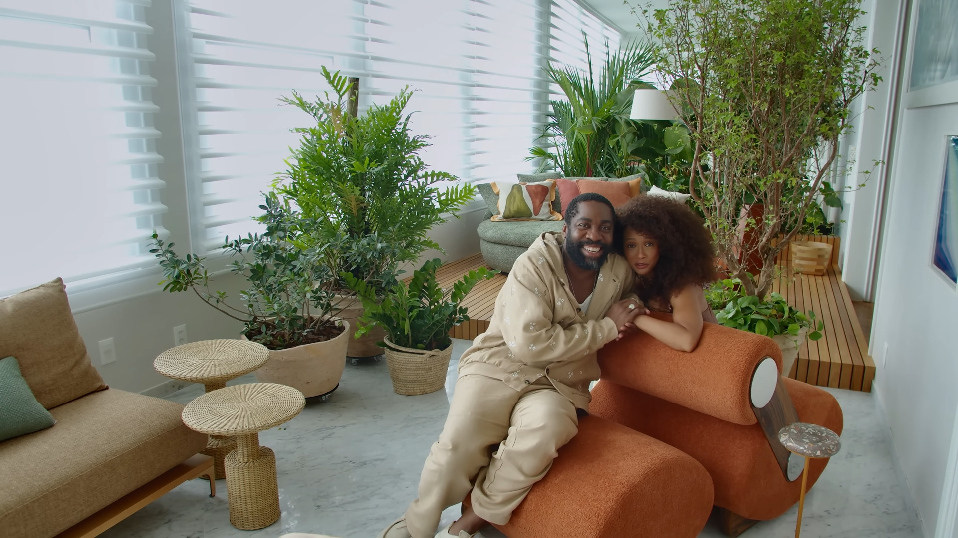 Lázaro destacou a versatilidade do apartamento, que pode ser facilmente adaptado para momentos de sossego ou para receber amigos: “Podemos fechar tudo para ter sossego ou abrir para receber, é a síntese da nossa vida.”
