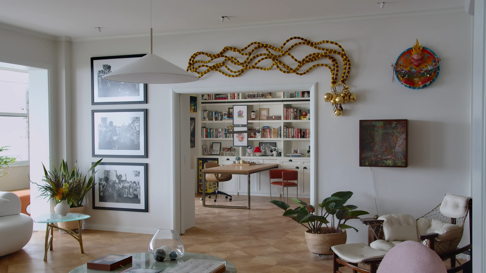 A área íntima também foi reorganizada para garantir maior privacidade e separação em relação às áreas de convivência.
