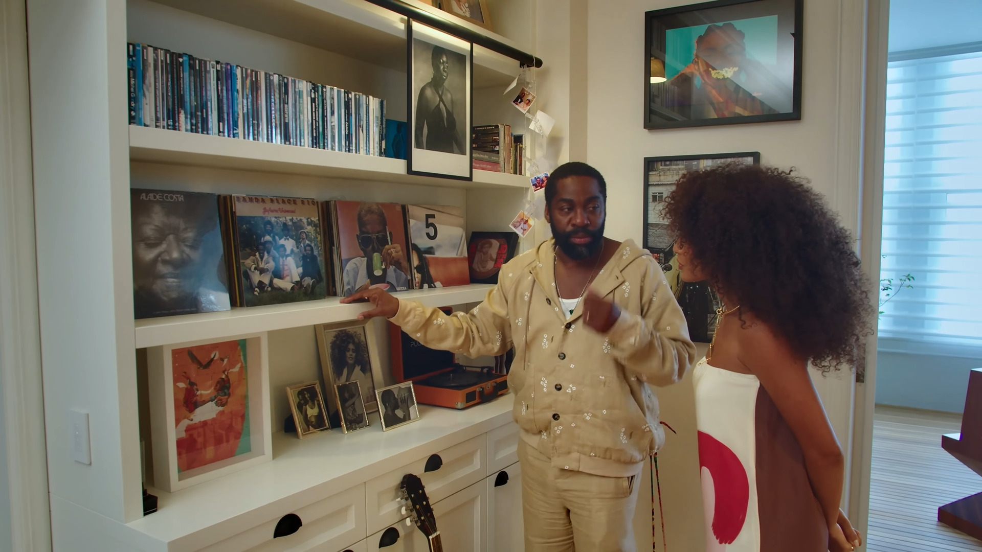 O espaço inclui também uma seção dedicada à música, onde são guardados DVDs, vinis e instrumentos musicais.
