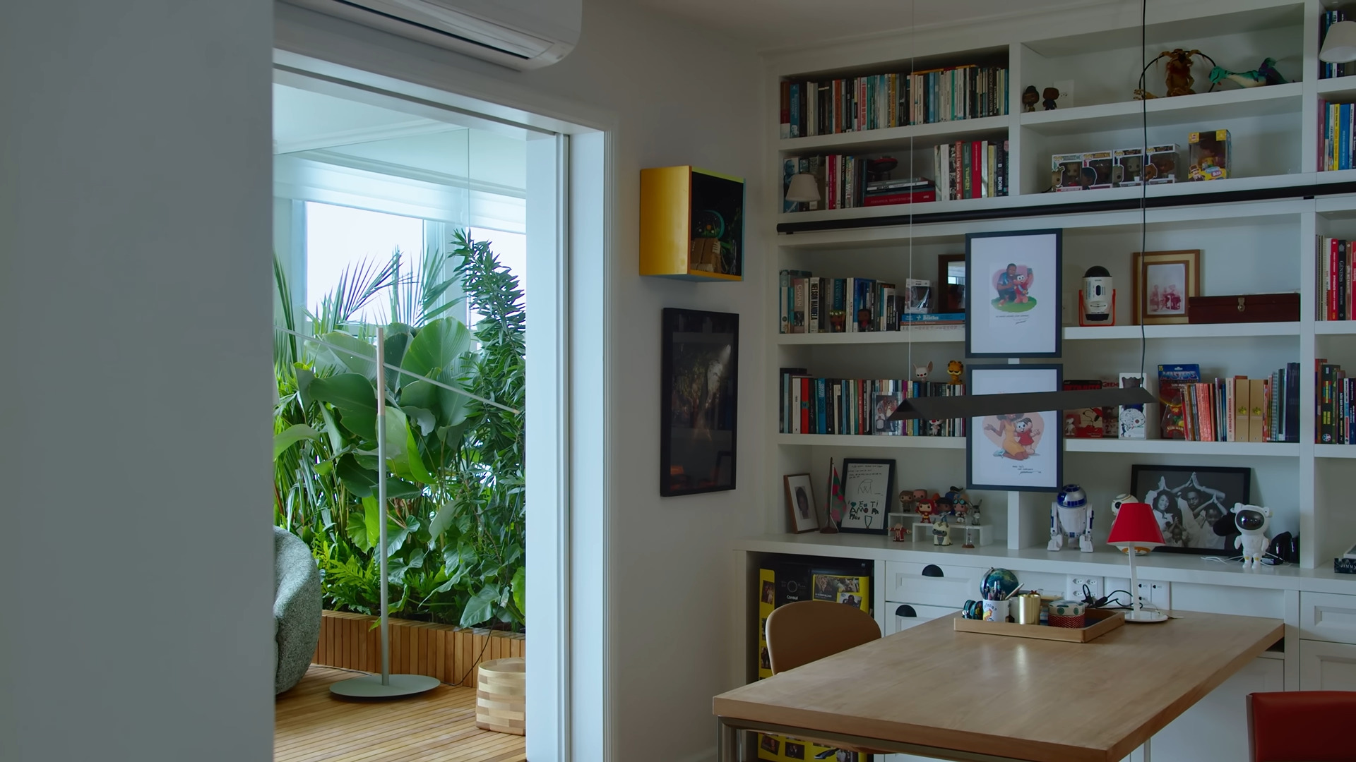 O imóvel também foi adaptado à rotina profissional dos atores, por isso o escritório passou por uma reformulação.  Assim, o ambiente funciona como escritório e biblioteca.
