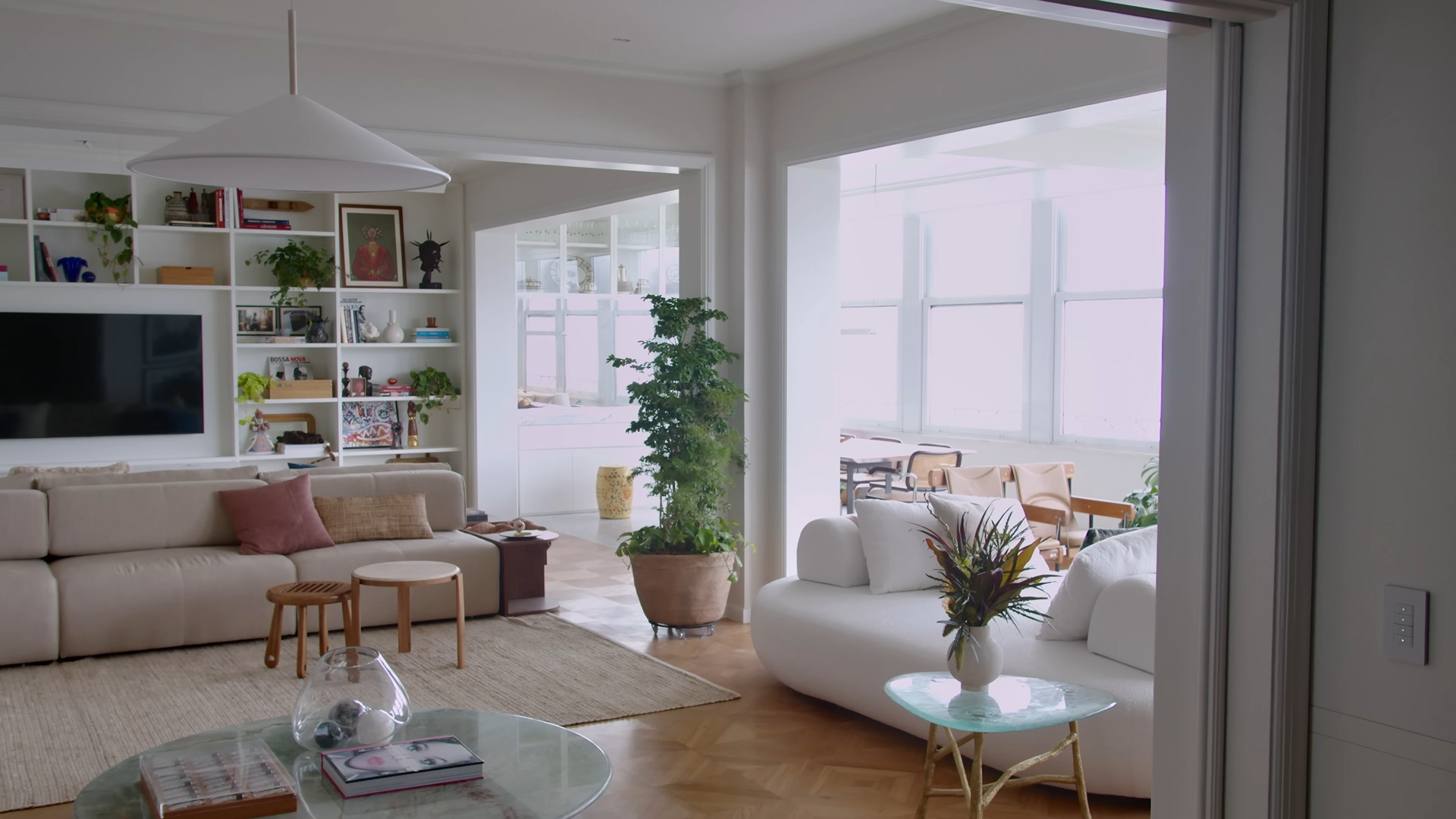 A ampla área social, as janelas generosas, a iluminação natural e o pé-direito alto foram os elementos que convenceram o casal de que haviam encontrado o lugar ideal.
