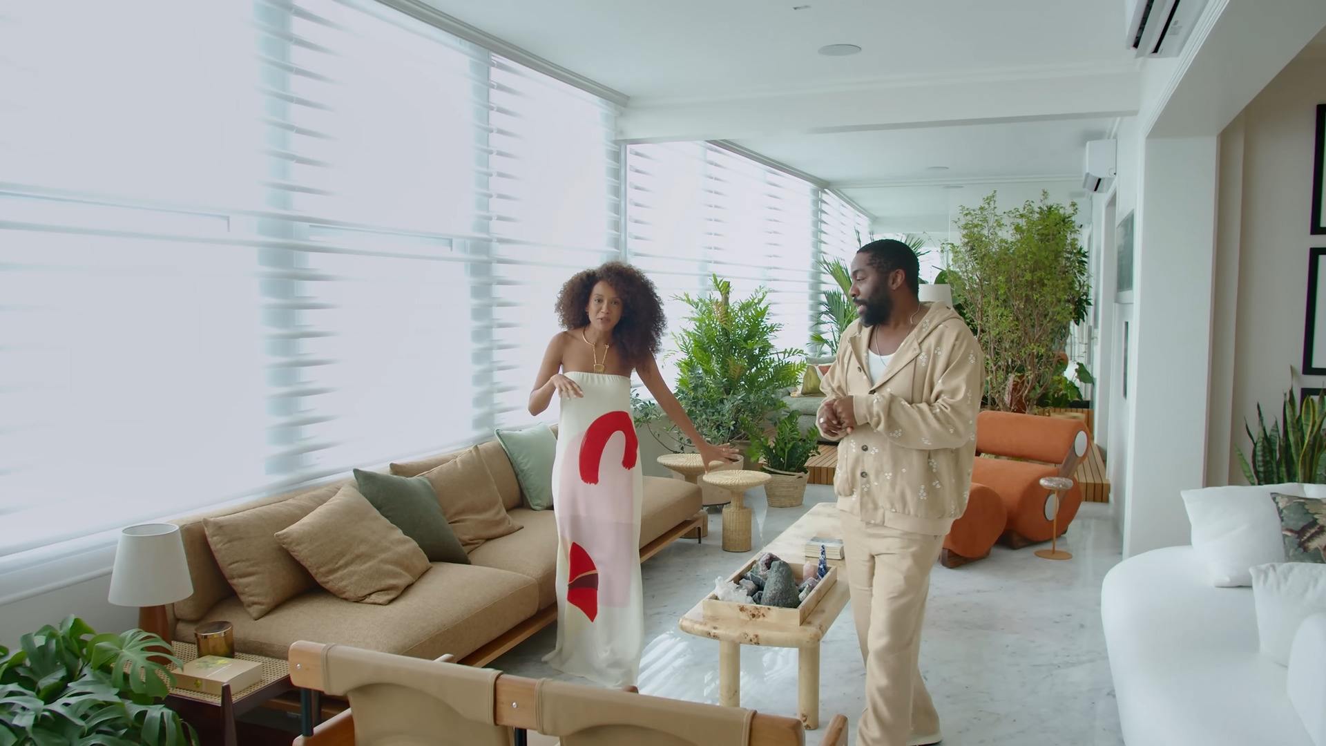 Na varanda, a família optou por uma decoração pensada para transformar o espaço em uma área de socialização e receber os amigos.
