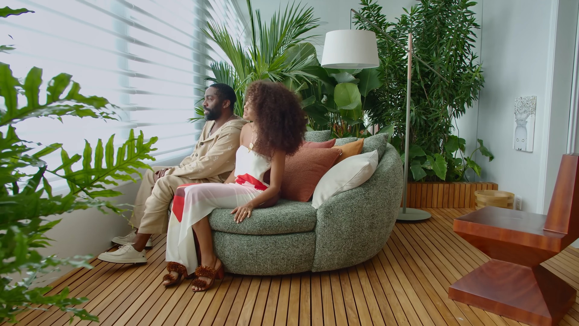 O espaço ganhou também um “palquinho”, uma área elevada de madeira sugerida por Lázaro para contemplar a vista e servir como ponto de descanso. 
