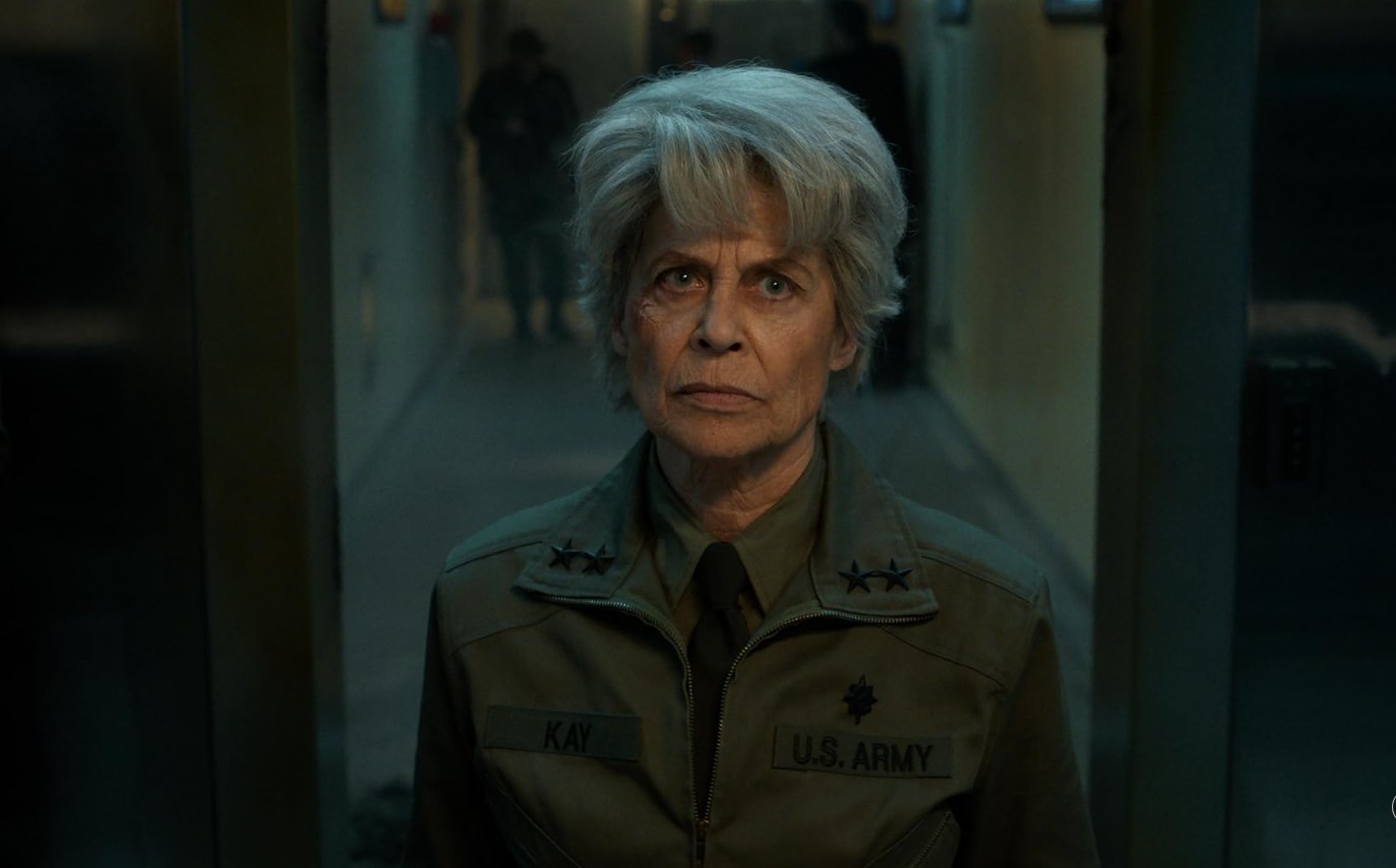 Na trama, Linda Hamilton interpreta a Dra. Kay, uma cientista e agente do governo dos Estados Unidos. A Parte 2 da temporada final estreia em 25 de dezembro.
