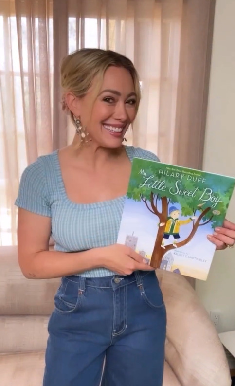 Além da música e da atuação, Hilary Duff também se destacou como escritora. Ela é autora da trilogia “Elixir”, voltada ao público jovem-adulto, que integrou a lista de mais vendidos do “New York Times”.
