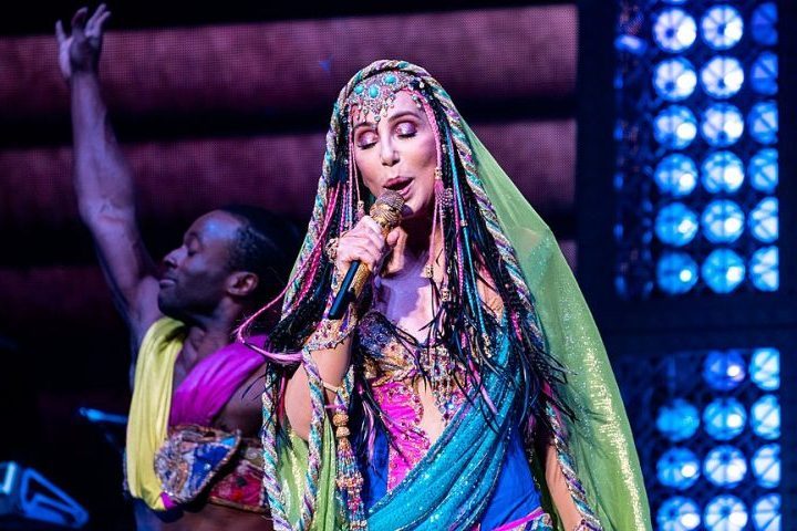 Nos últimos anos, Cher continuou ativa em turnês, projetos musicais, cinema e publicações autobiográficas. Em 2024, foi incluída no Rock and Roll Hall of Fame, reconhecimento que reforçou sua importância histórica para a música mundial. Já em 2026, recebeu um Grammy honorário pelo conjunto da carreira. 