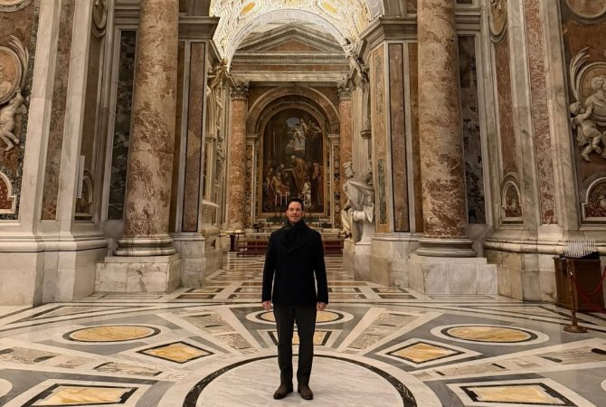 Chris Pratt explora túmulo de São Pedro em documentário do Vaticano
