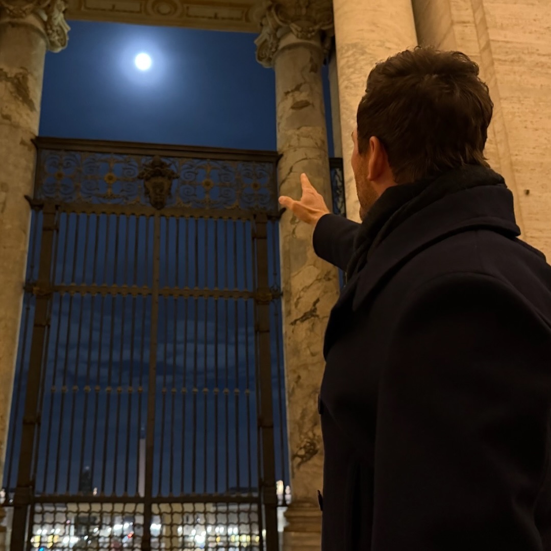 No documentário, Pratt conduzirá o público por um percurso que une história, fé e arqueologia, ao apresentar a relação entre a construção da basílica e o local onde Pedro foi martirizado e sepultado em 64 d.C. Desde os primeiros séculos, a região se tornou destino de peregrinação, o que levou o imperador Constantino a preservar o túmulo ao erguer a primeira basílica na Colina Vaticana. 
