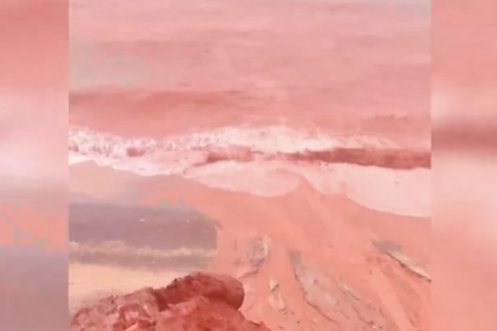 Chuvas torrenciais provocam 'mar de sangue' na Ilha de Hormuz, no Irã - Reprodução/Redes Sociais