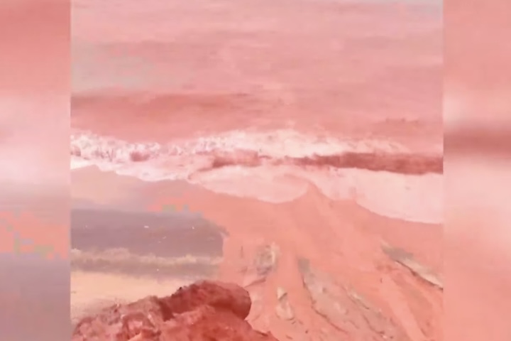 Imagens que viralizaram nas redes sociais mostram que as águas do Golfo Pérsico adquiriram um tom vermelho intenso.