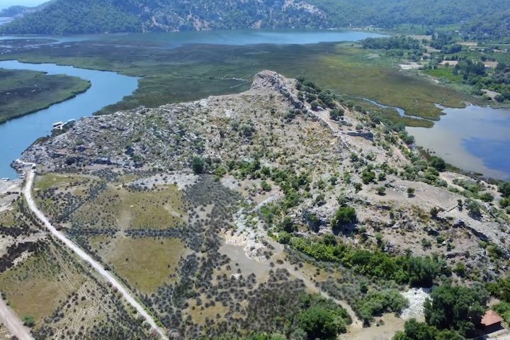 <p>Kaunos foi uma antiga cidade situada no sudoeste da atual Turquia, próxima à costa do mar Egeu e ao rio Dalyan, na província de Mu?la.</p>
