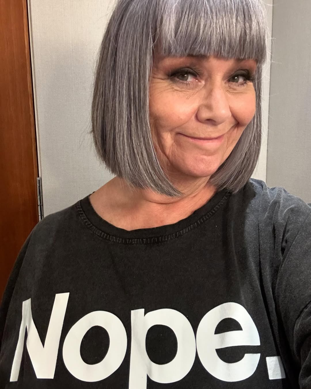 Dawn French - A comediante britânica já falou publicamente sobre a artrose nos joelhos, condição que causa dor crônica e limitações no dia a dia, e que exige acompanhamento médico e adaptações na rotina.
