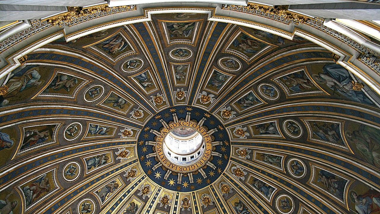 Cúpula da Basílica de São Pedro - O talento de Michelangelo não se limitava à esculturas e à arte. Em 1547, ele assumiu o posto de arquiteto oficial do Vaticano e projetou a imponente cúpula da Basílica de São Pedro, a estrutura, que se eleva acima do altar. Michelangelo não a viu pronta, já que ele morreu antes da obra ser concluída, mas o projeto original seguiu fielmente sua visão.
