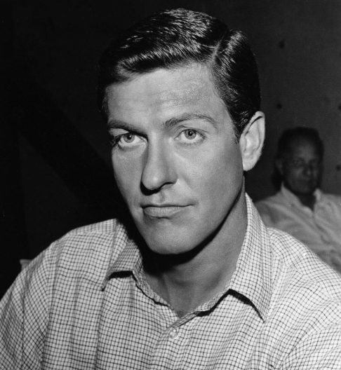 Antes de se tornar ator, Van Dyke foi locutor de rádio e performer em shows para as tropas dos Estados Unidos durante a Segunda Guerra Mundial. 