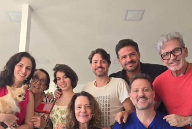 Elizabeth Savala reúne família e ex-marido no Natal
